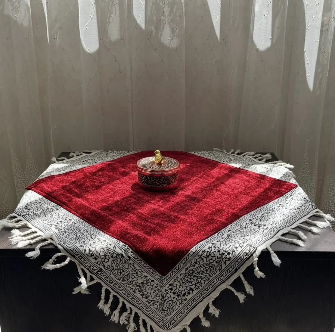 رومیزی مدل مخمل حاشیه ترنج سایز 60*60 سانتی متر — تصویر ۵