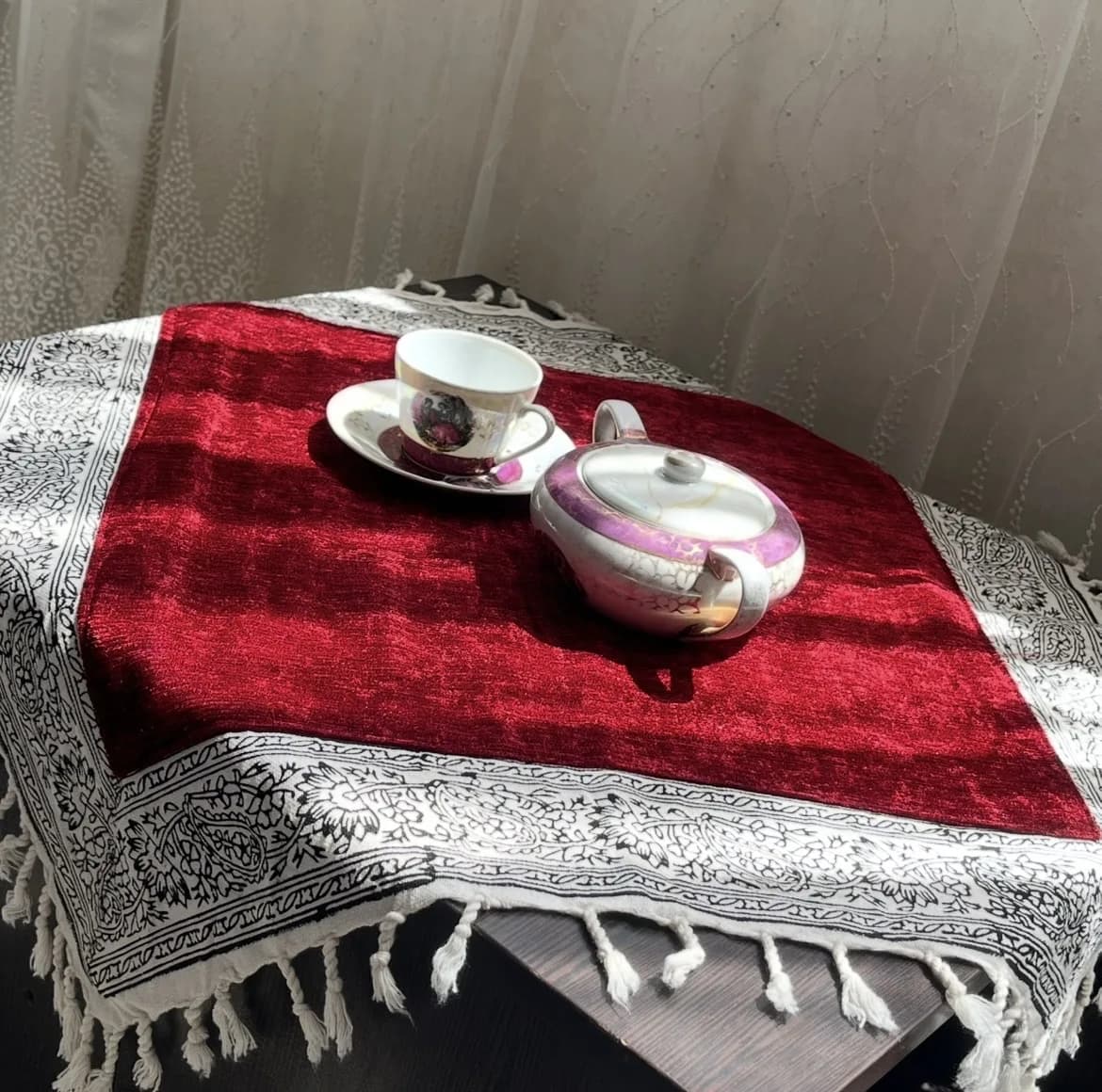 رومیزی مدل مخمل حاشیه ترنج سایز 60*60 سانتی متر — تصویر ۶