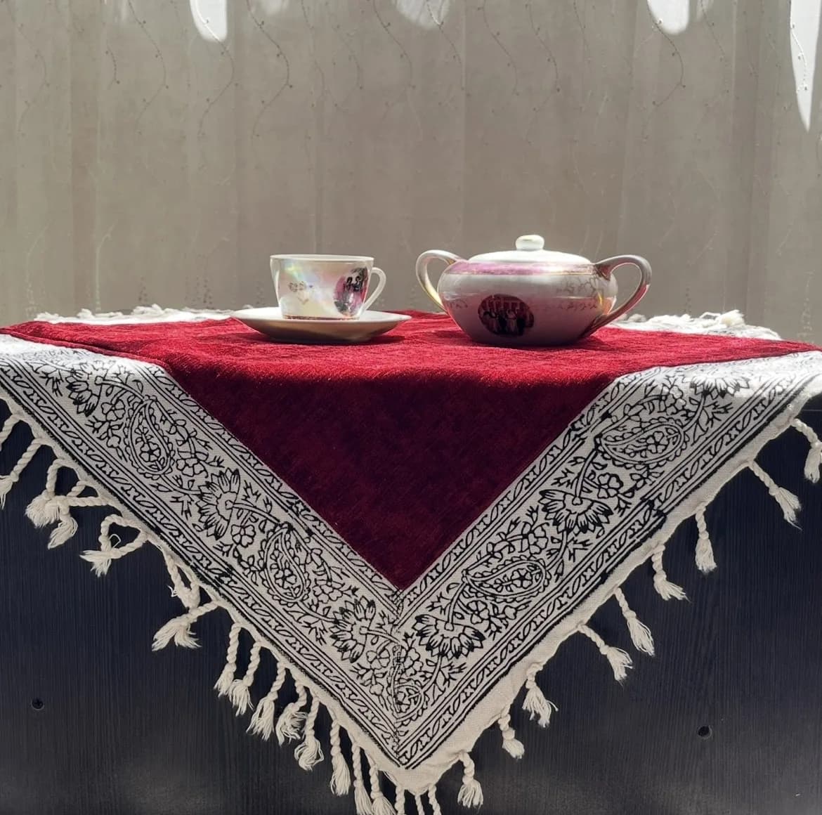 رومیزی مدل مخمل حاشیه ترنج سایز 60*60 سانتی متر — تصویر ۲