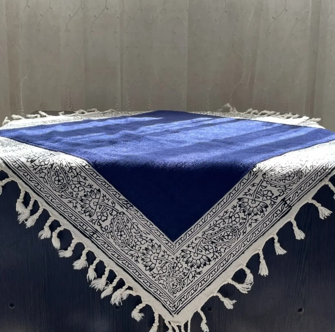 رومیزی مدل مخمل حاشیه ترنج سایز 60*60 سانتی متر — تصویر ۳