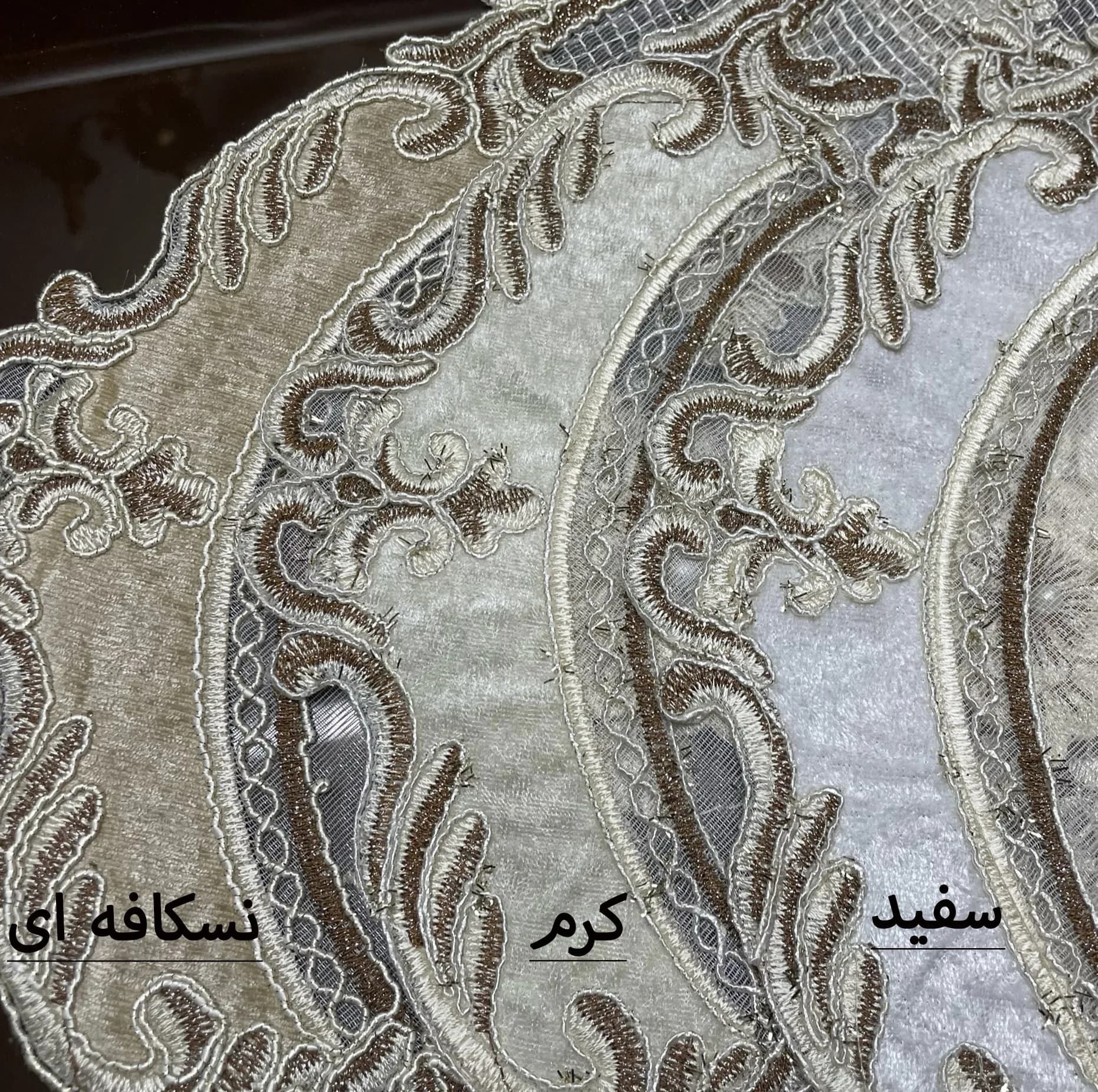 رومیزی و رانر 3 تکه طرح گل برجسته — تصویر ۴