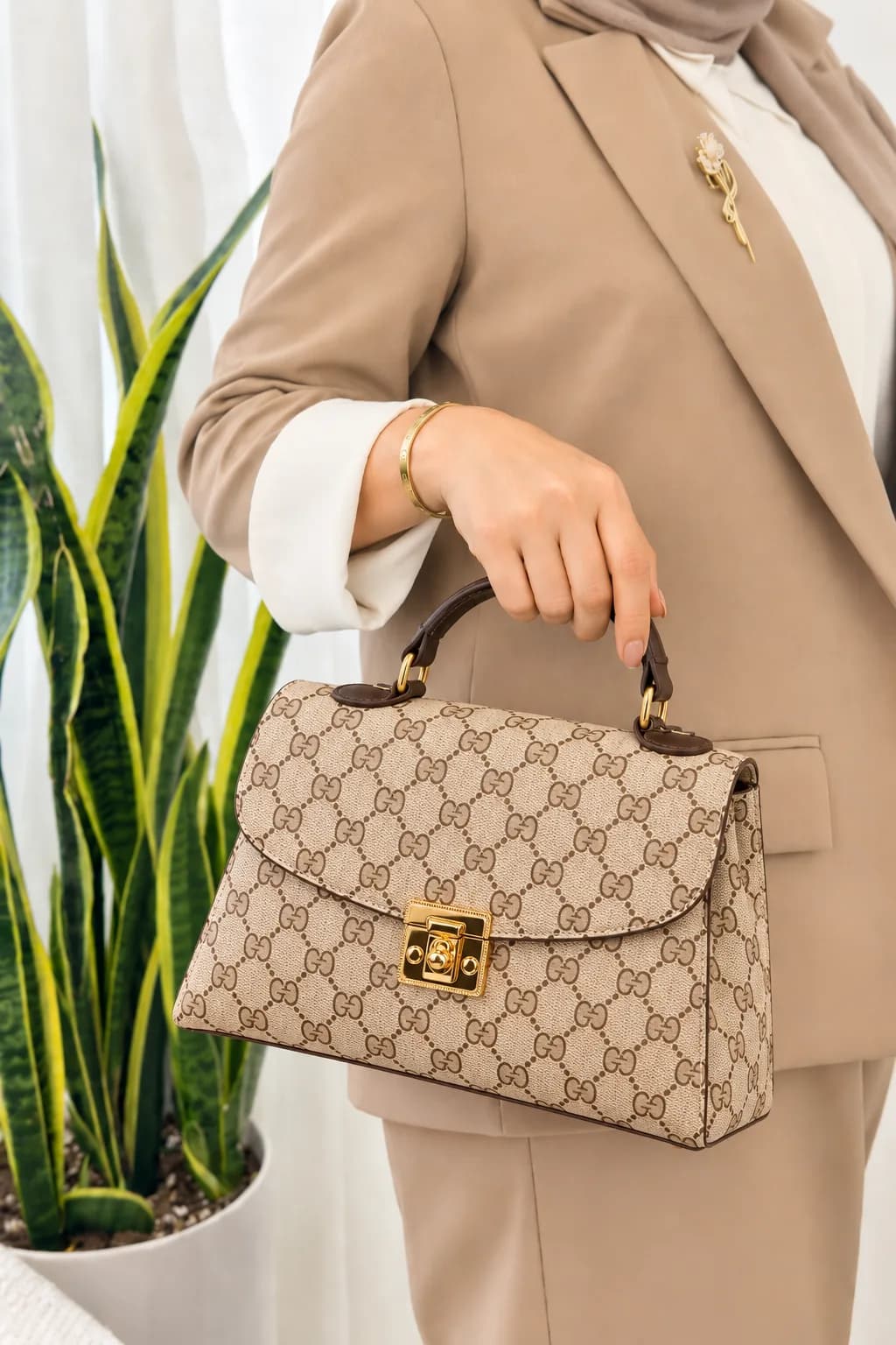 کیف دستی و دوشی زنانه صندوقی کرم قهوهای — تصویر ۴