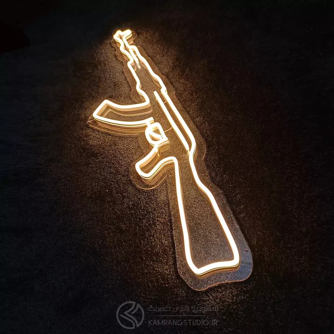 تابلو نئون اسلحه کلاش AK-47 — تصویر ۲
