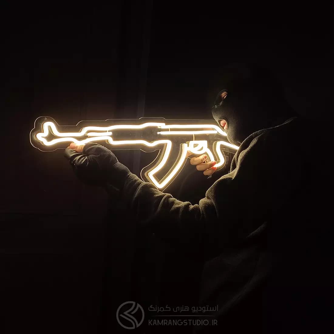 تابلو نئون اسلحه کلاش AK-47 — تصویر ۴