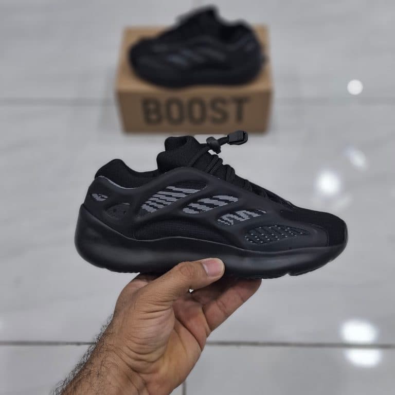 کتونی بچه گانه آدیداس یزی بوست ۷۰۰ وی۲ مشکی Adidas yeezy boost 700 v2 — تصویر ۲