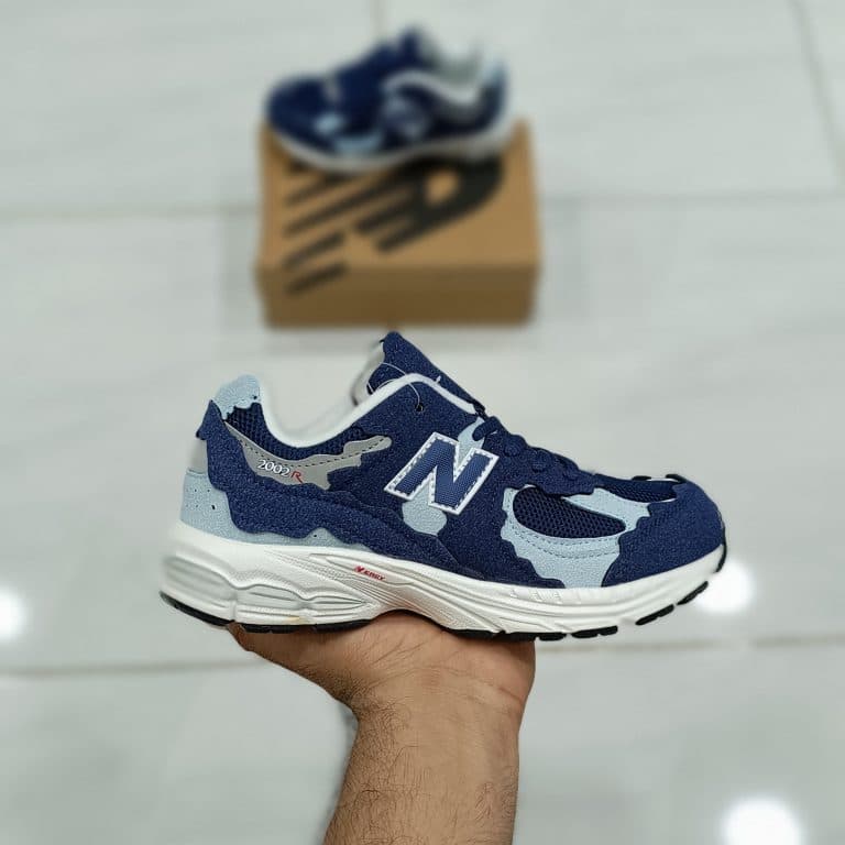 کتونی بچه گانه نیوبالانس ۲۰۰۲ آر سورمه ای New balance 2002r — تصویر ۲