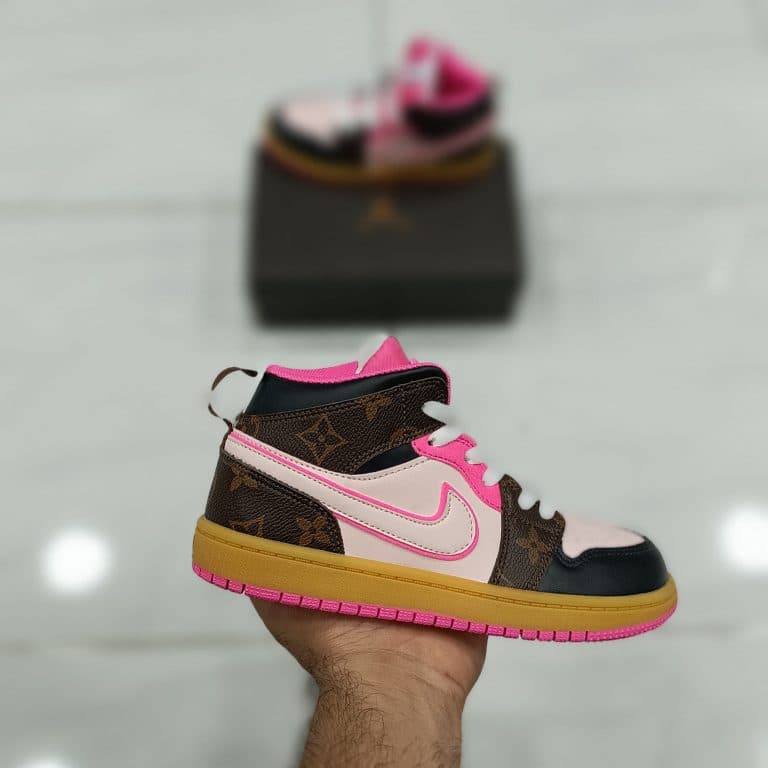 کتونی بچه گانه نایک ایر جردن ۱ ساقدار لویی ویتون صورتی قهوه ای Nike air jordan 1 Louis Vuitton — تصویر ۲