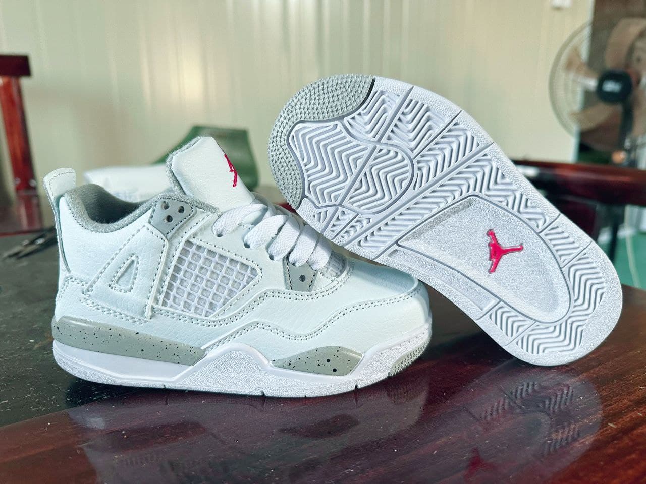 کتونی بچه گانه نایک ایر جردن ۴ طوسی سفید Nike air jordan 4