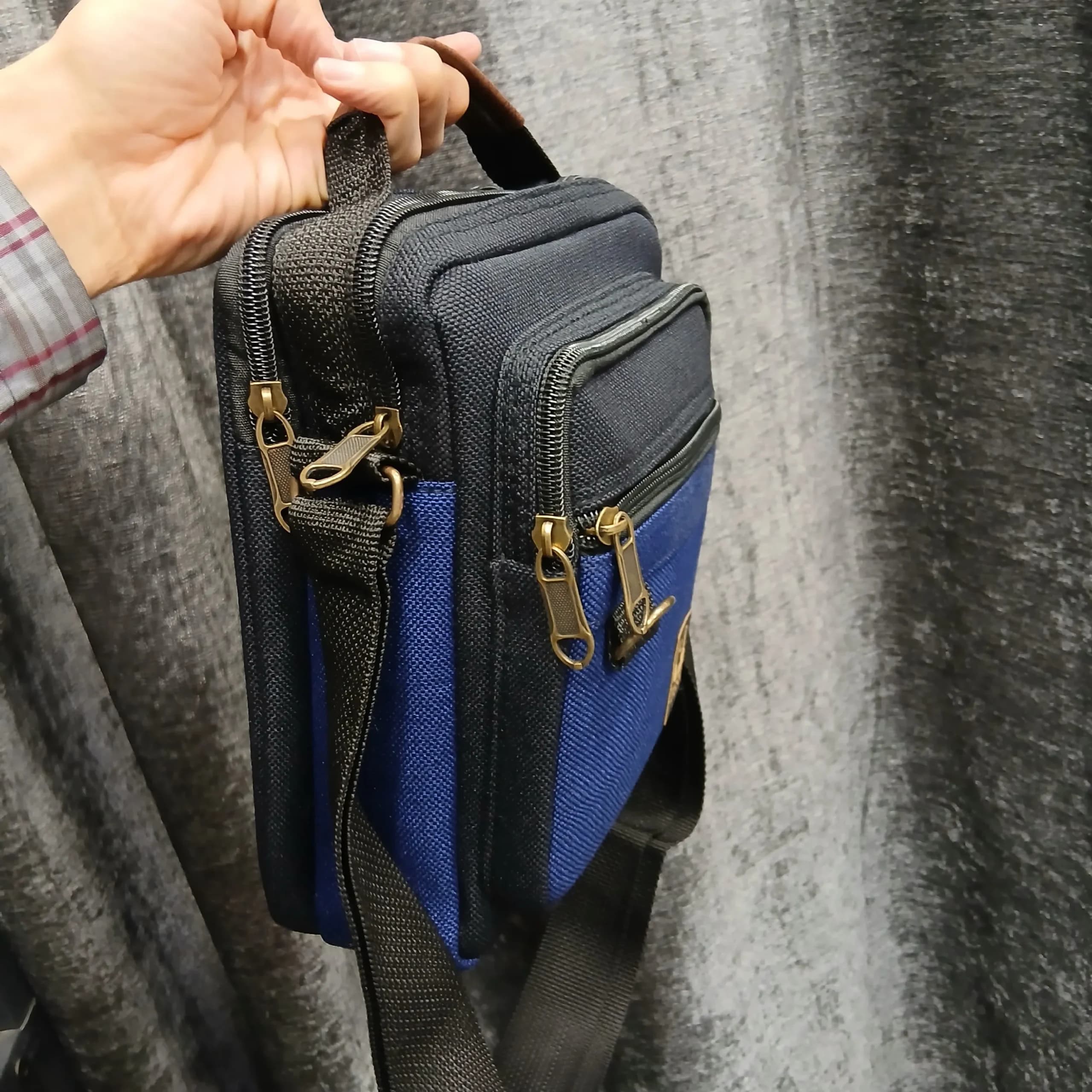 کیف دوشی اسپرت مردانه چرم مصنوعی دو طبله ابعاد 24x18x7 سانتیمتر — تصویر ۴