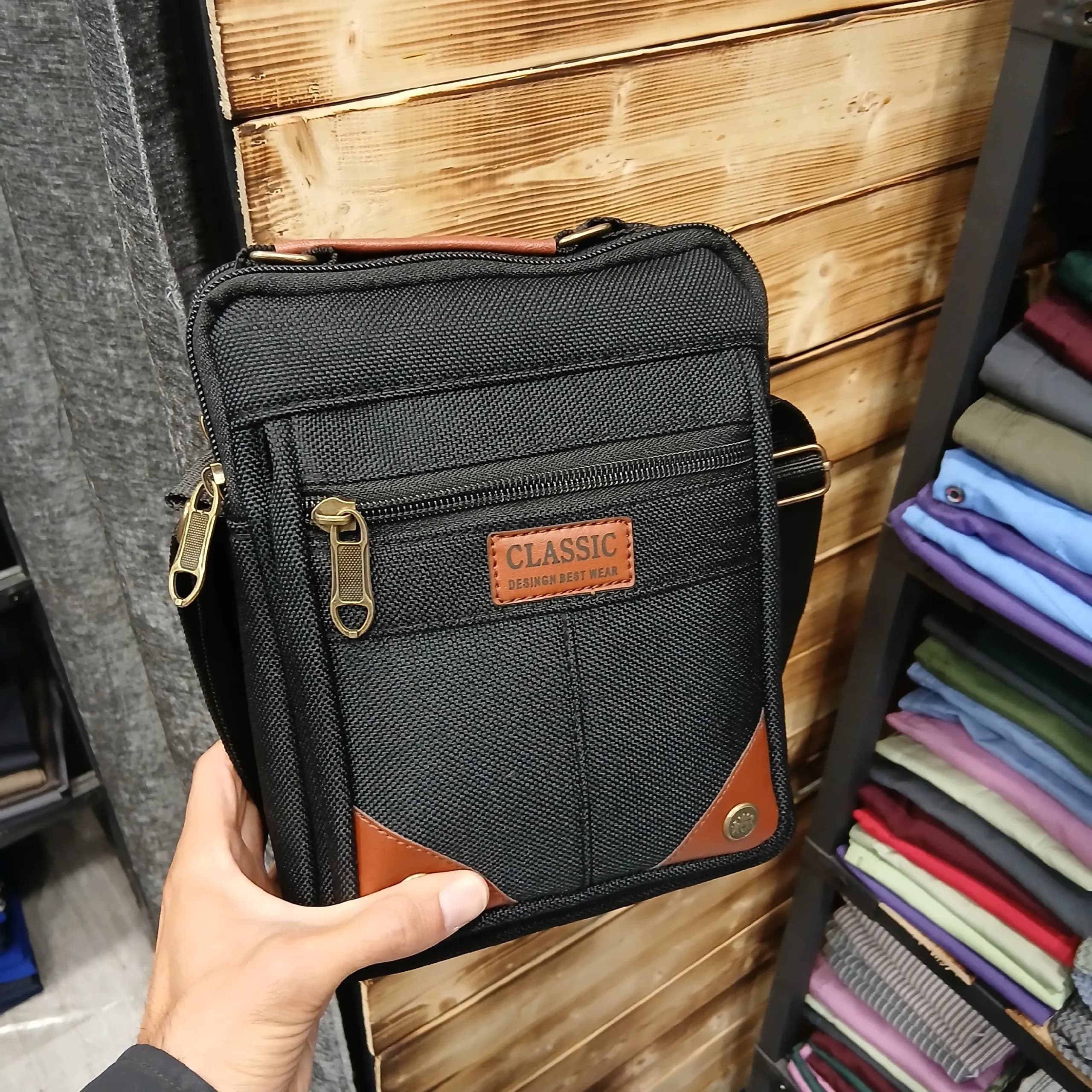 کیف دوشی اسپرت مردانه چرم مصنوعی دو طبله ابعاد 24x18x7 سانتیمتر — تصویر ۲