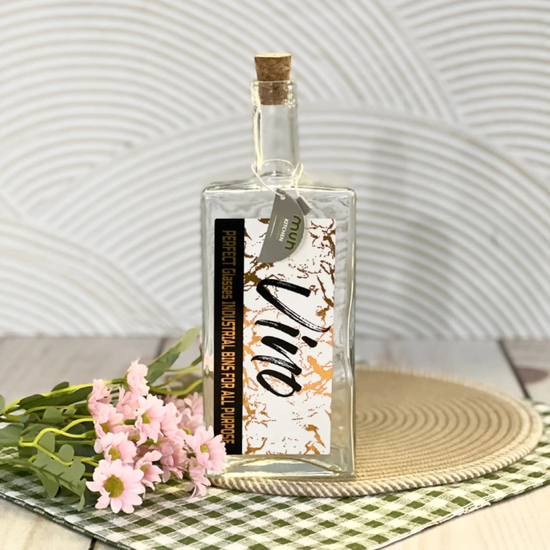 بطری اب درب چوب پنبه ای