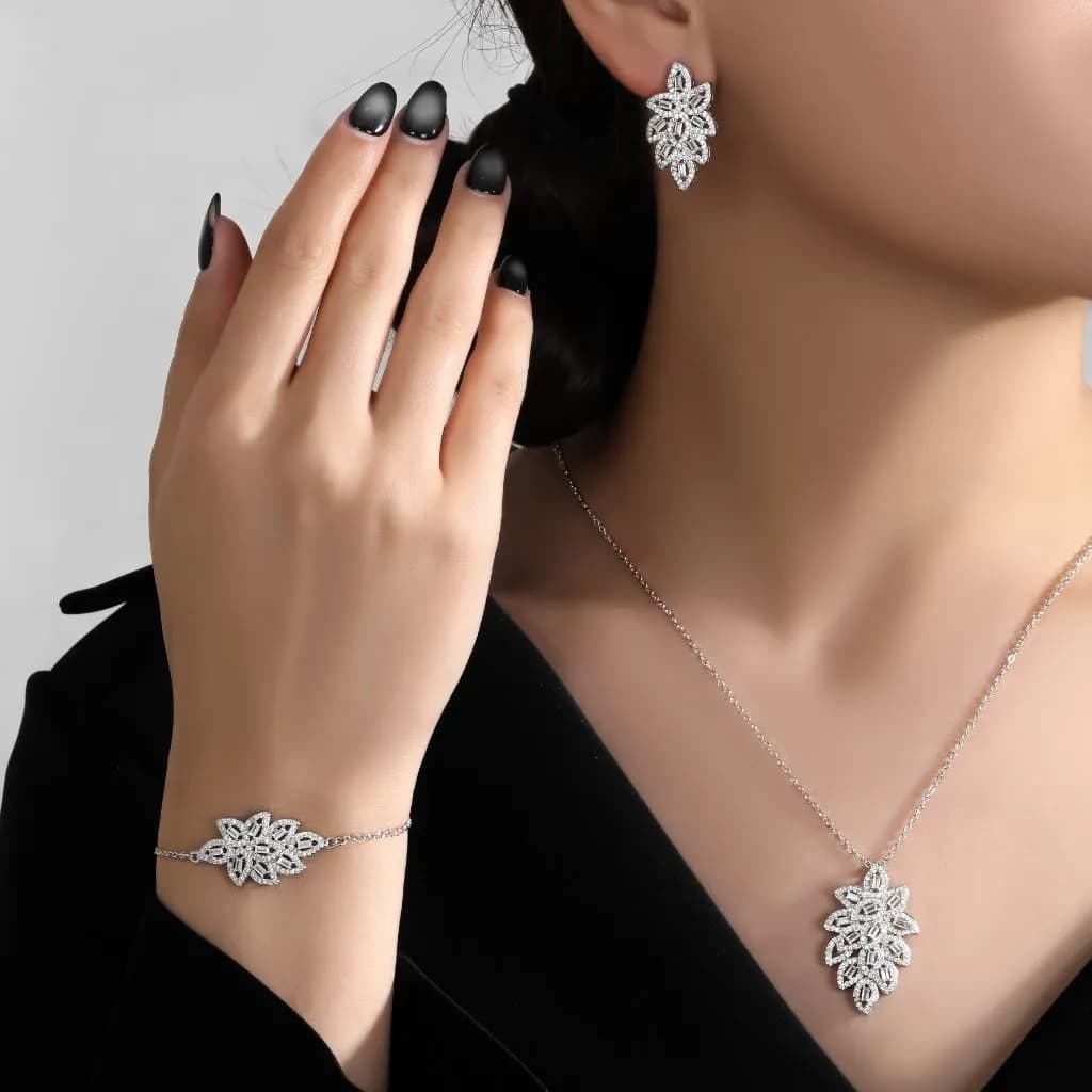 سرویس زنانه گردنبند دستبند گوشواره مجلسی رنگ نقره ای آبکاری نقره رنگ ثابت کد 2356 zmp