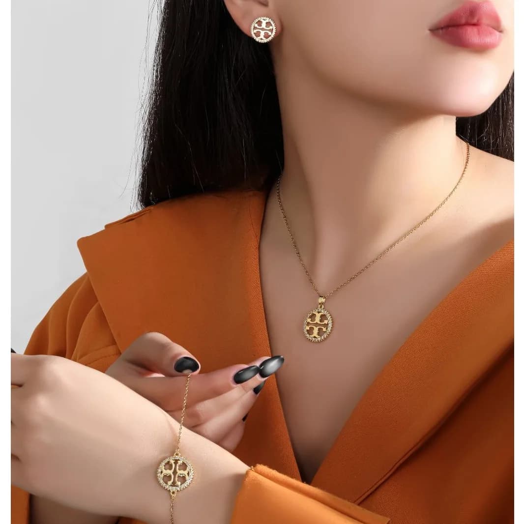 سرویس Tory Burch (گردنبند , گوشواره و دستبند) زنانه رنگ طلایی و نقره ای جنس استیل رنگ ثابت کد 756 zmp