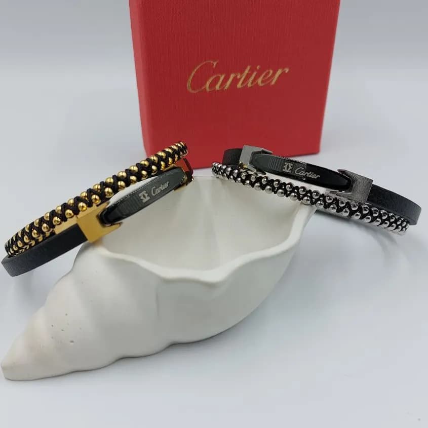 دستبند چرمی مردانه کارتیر cartier کلاسیک دولاین رنگ طلایی و نقره ای کد zmp 9583140
