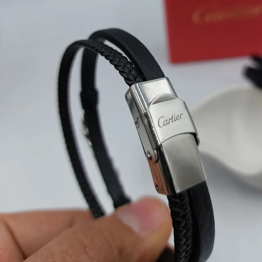 دستبند چرمی کارتیر cartier دولاین مردانه قفل استیل رنگ ثابت و کیفیت خوب کد zmp 9583128 — تصویر ۳