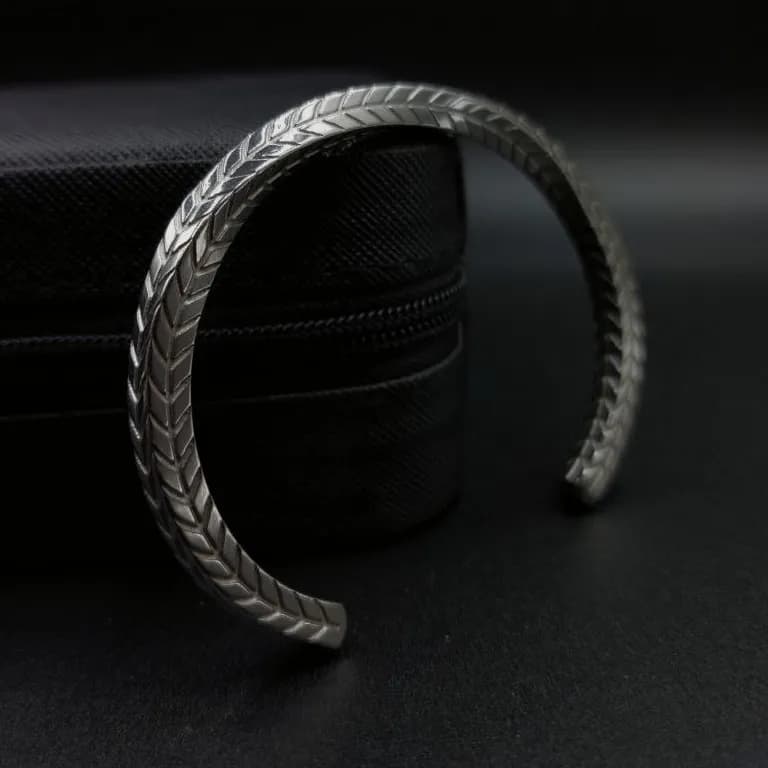 دستبند بنگل مدل منهتن مردانه کلاسیک رنگ نقره ای جنس استیل رنگ ثابت کد zmp 254683