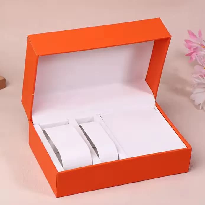 جعبه ی ست چرمی مناسب نگهداری نیم ست ، دستبند و ساعت در رنگ بندی مشکی قرمز نارنجی کد zmp552 — تصویر ۳