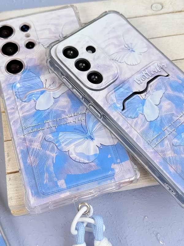 قاب طرح رویای پروانه ای جاکارتی دار با بند مچی گوشی آیفون 15 پرومکس — تصویر ۵