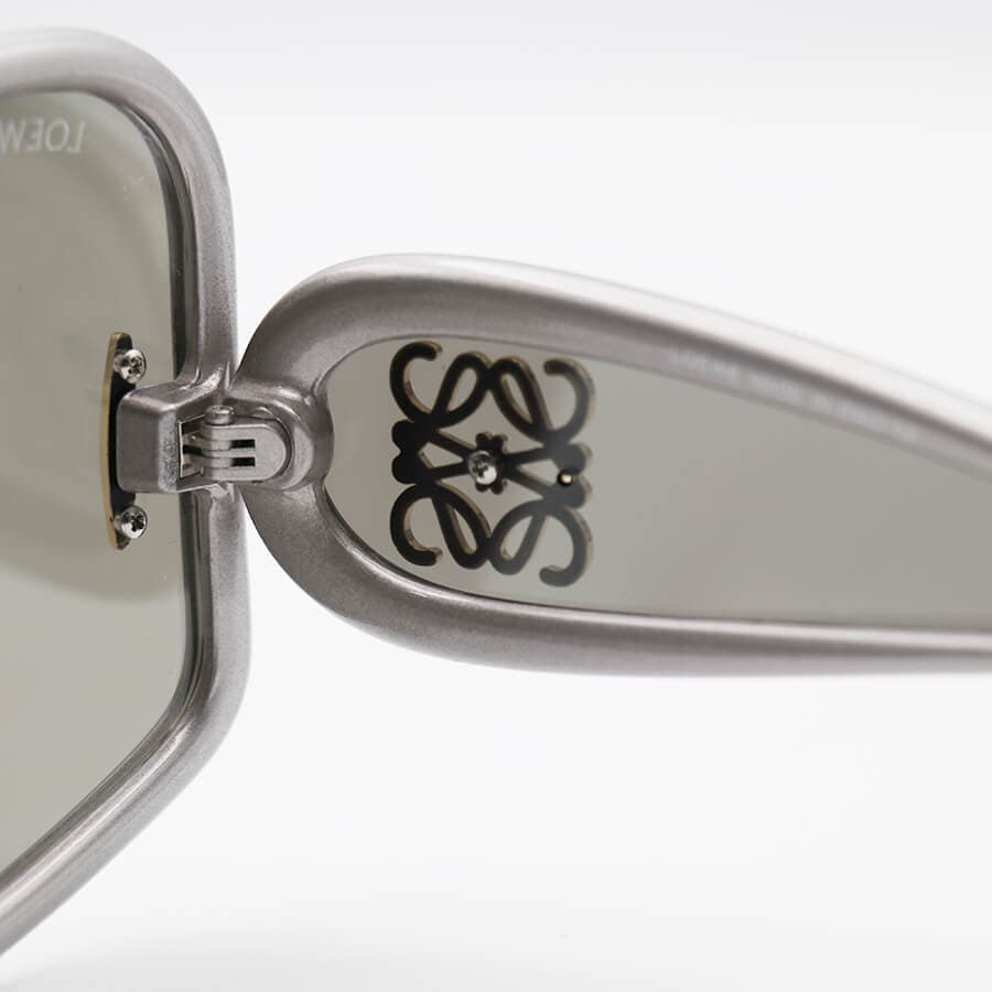 عینک آفتابی فانتزی LOEWE با فریم رنگ نقره‌ای، اور سایز، دسته پهن و لنز آینه‌ای و رنگ نقره‌ای مدل 5000 — تصویر ۴