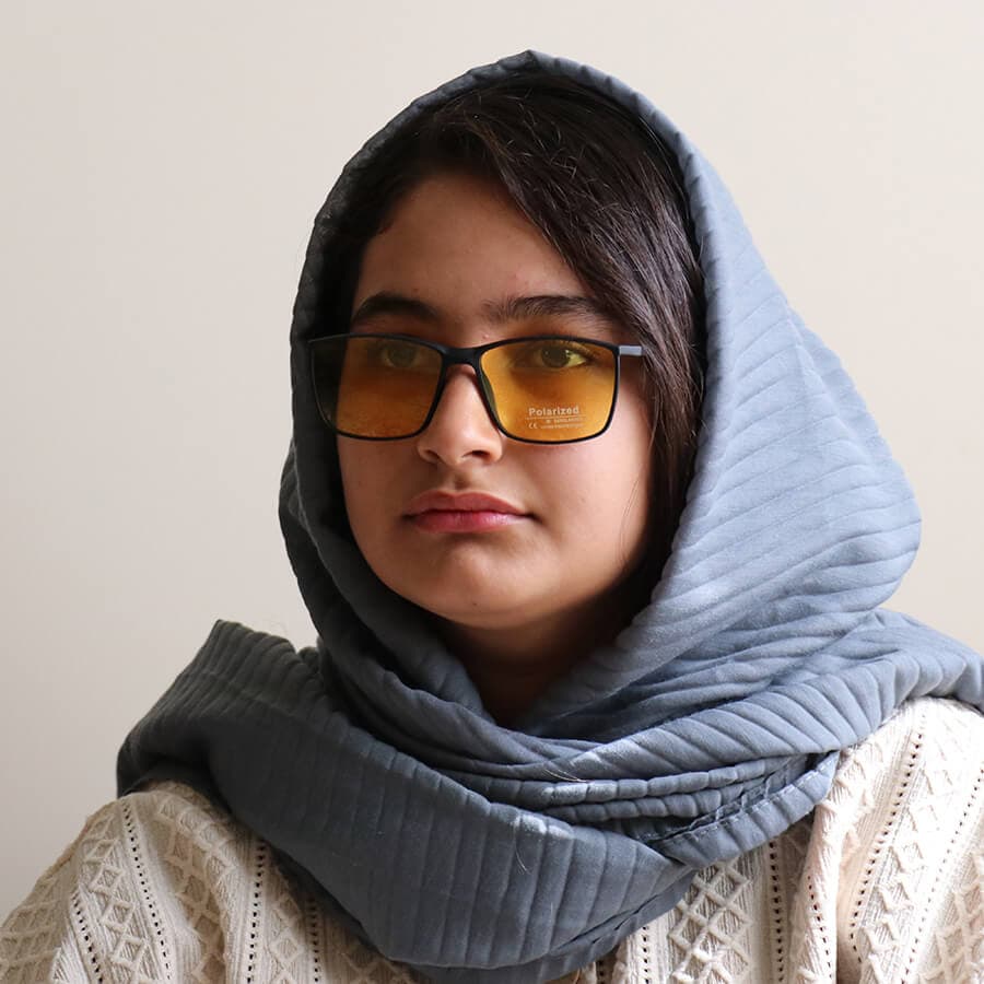 عینک دید در شب پورشه دیزاین با فریم مستطیلی شکل، رنگ مشکی مات و لنز زرد رنگ مدل Y151 — تصویر ۸