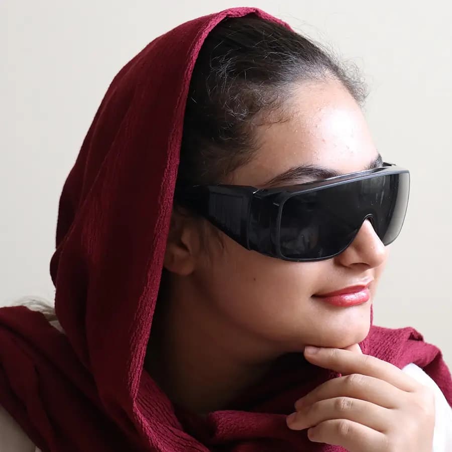 عینک کار و ایمنی با فریم و دسته مشکی رنگ و لنز دودی تیره مدل 308 — تصویر ۸