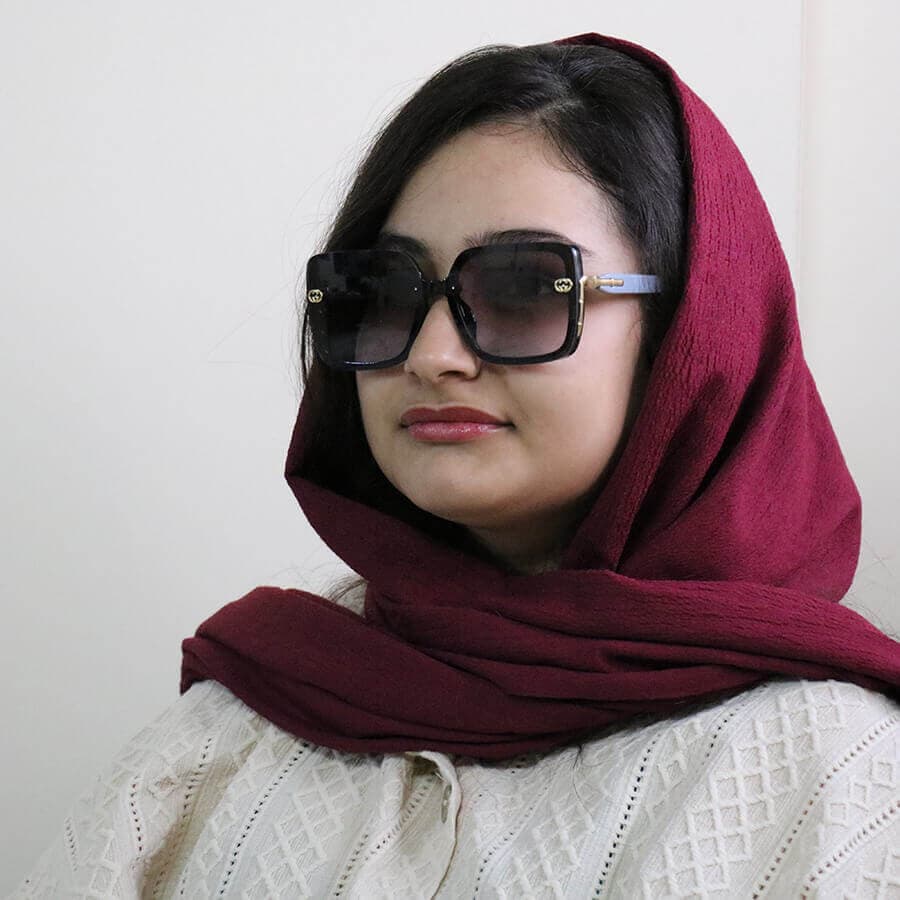 عینک آفتابی زنانه GUCCI با فریم مشکی رنگ، شکل مربعی و دسته طوسی و لنز قهوه ای هایلایت مدل 6031 — تصویر ۲