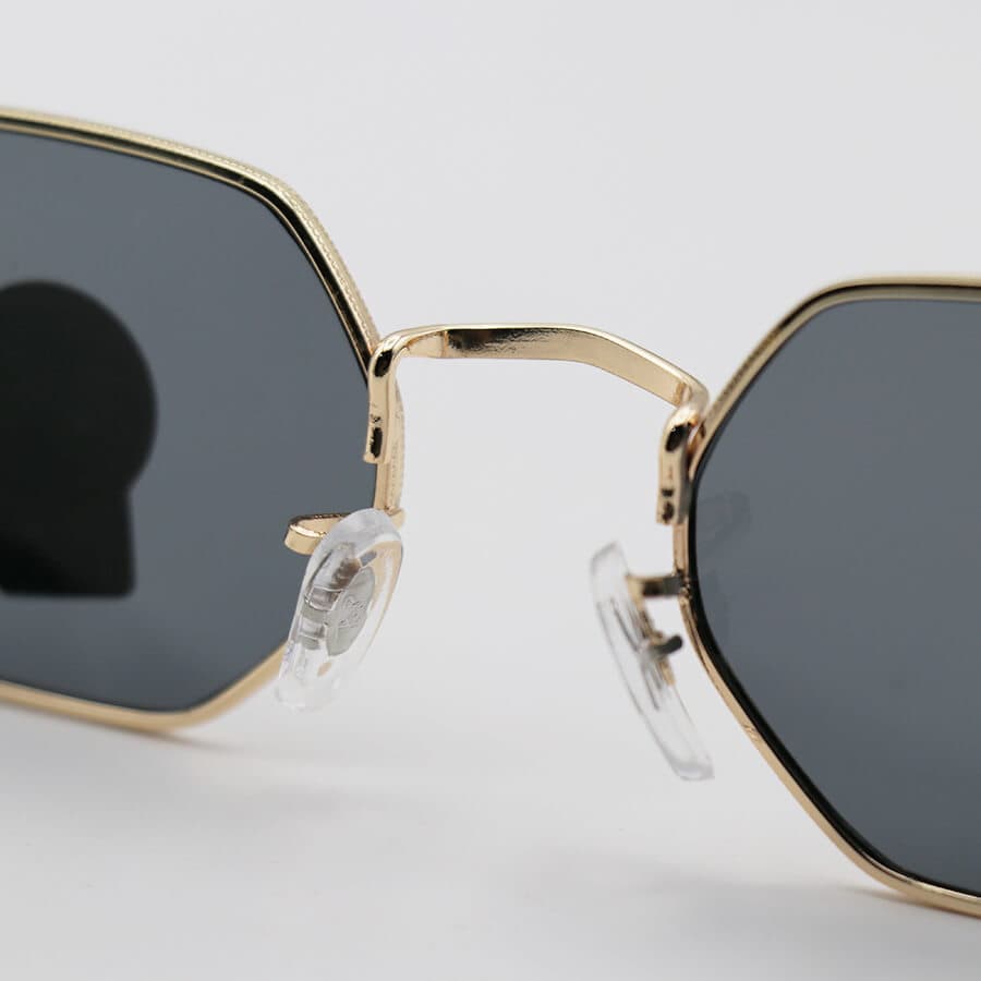 عینک آفتابی Ray-Ban با فریم شکل چند ضلعی، رنگ طلایی و عدسی دودی تیره مدل 3556M — تصویر ۷