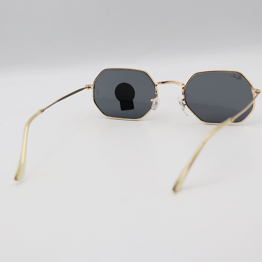 عینک آفتابی Ray-Ban با فریم شکل چند ضلعی، رنگ طلایی و عدسی دودی تیره مدل 3556M — تصویر ۴