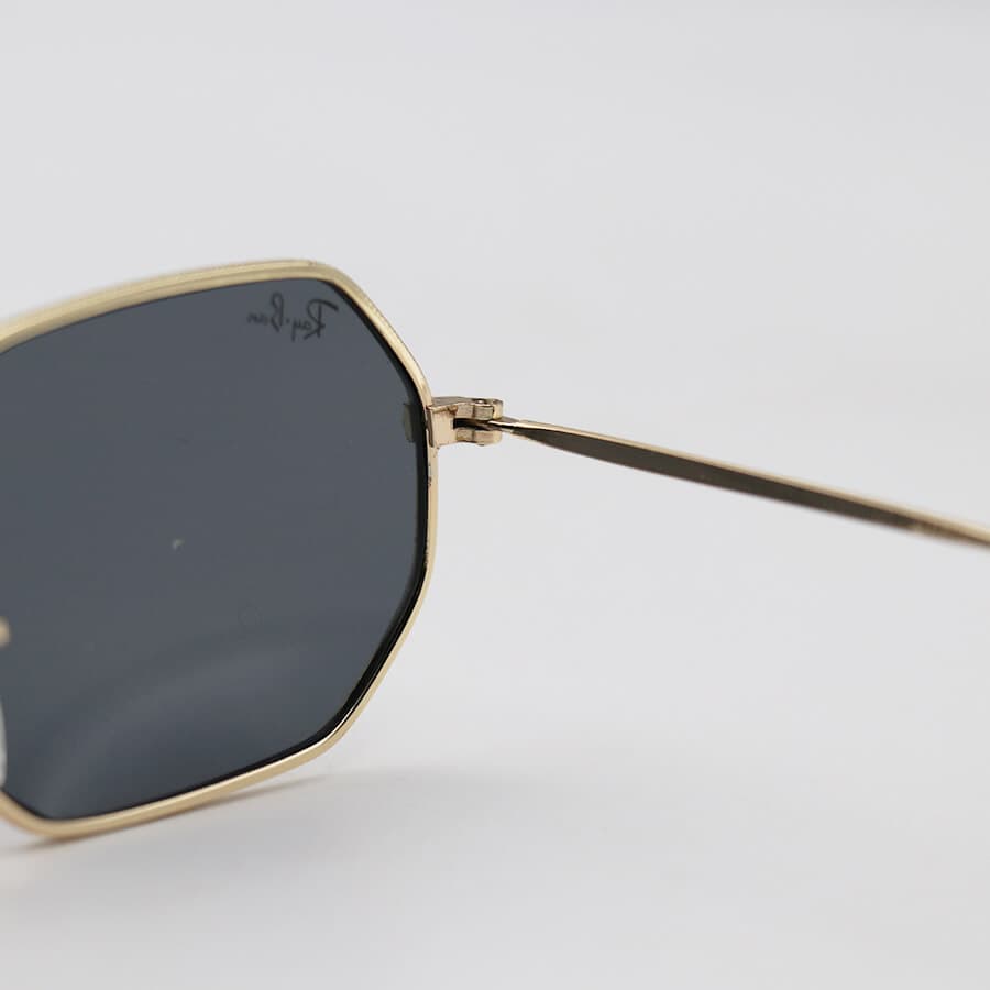 عینک آفتابی Ray-Ban با فریم شکل چند ضلعی، رنگ طلایی و عدسی دودی تیره مدل 3556M — تصویر ۵