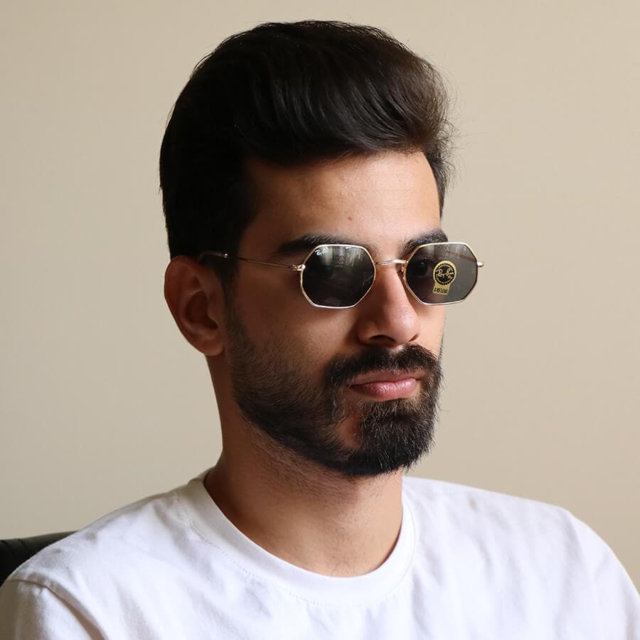 عینک آفتابی Ray-Ban با فریم شکل چند ضلعی، رنگ طلایی و عدسی دودی تیره مدل 3556M — تصویر ۸