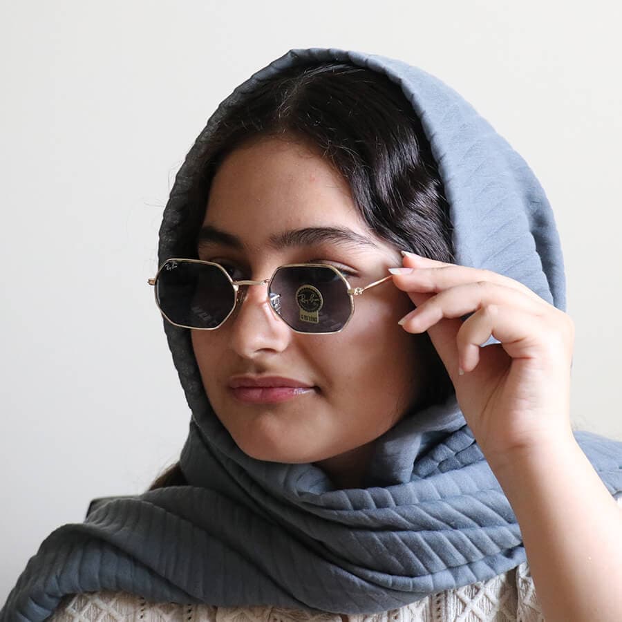 عینک آفتابی Ray-Ban با فریم شکل چند ضلعی، رنگ طلایی و عدسی دودی تیره مدل 3556M — تصویر ۲
