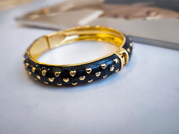 دستبند قلب میناکاری مشکی کد 10940 — تصویر ۳