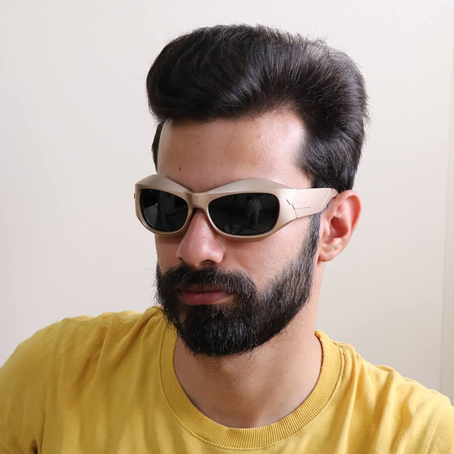 عینک آفتابی فانتزی PRADA با فریم بیس‌دار، بیضی شکل، رنگ قرمز و لنز دودی تیره و پلاریزه مدل 3346 — تصویر ۲