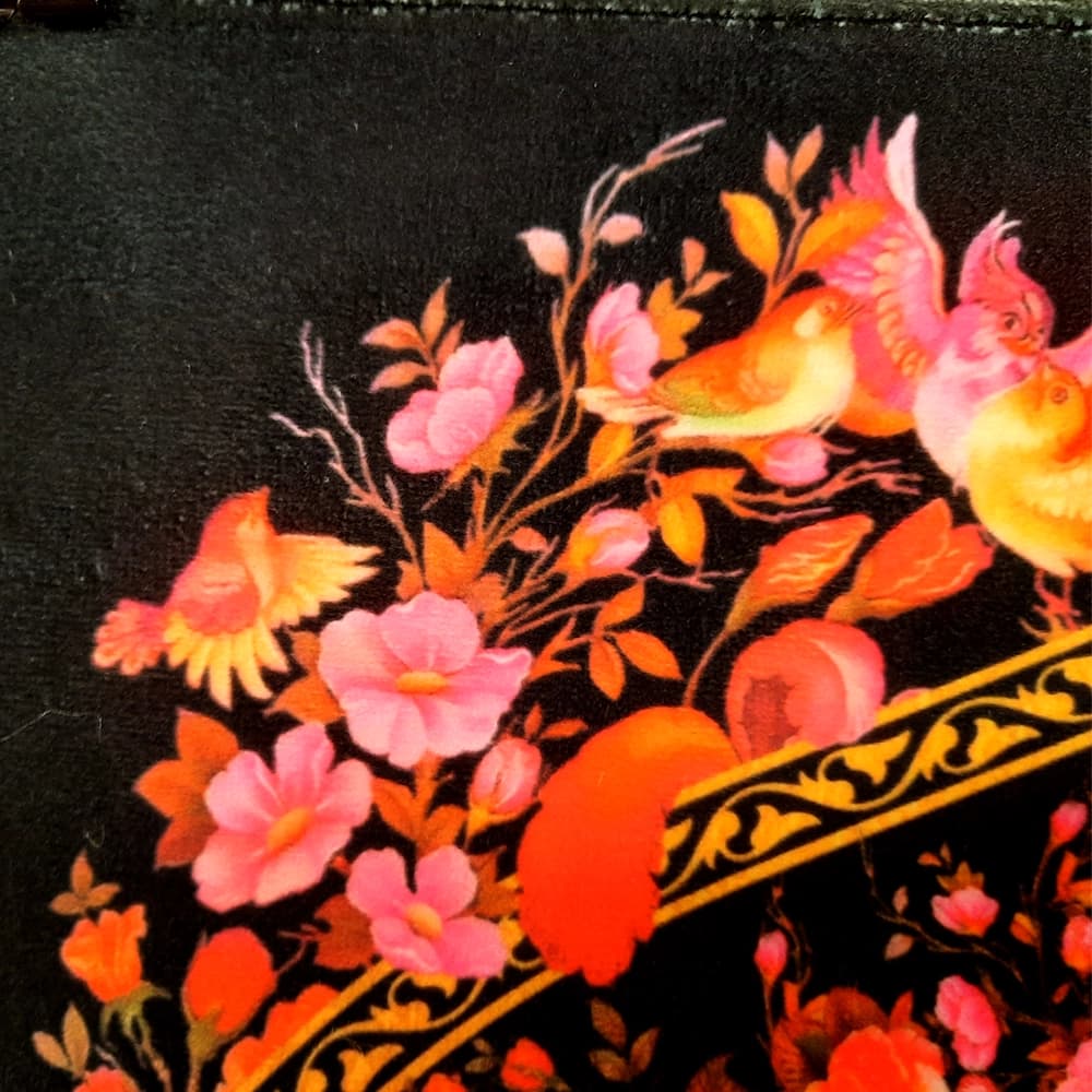 کتیبه محرم چایخانه مخمل چای خانه حضرت ابا عبدالله الحسین شعر سماوری که به بزم حسین میجوشد بخار رحمت آن جرم خلق میپوشد — تصویر ۲