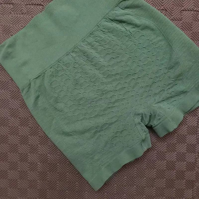 شورتک ورزشی زنانه سیملس باسن چیندار SH101 — تصویر ۴