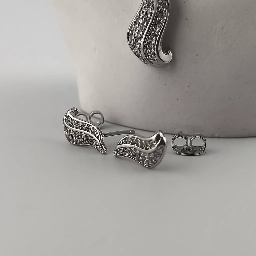 ست گردنبند و گوشواره منهنی نگین دار نقره ای — تصویر ۳