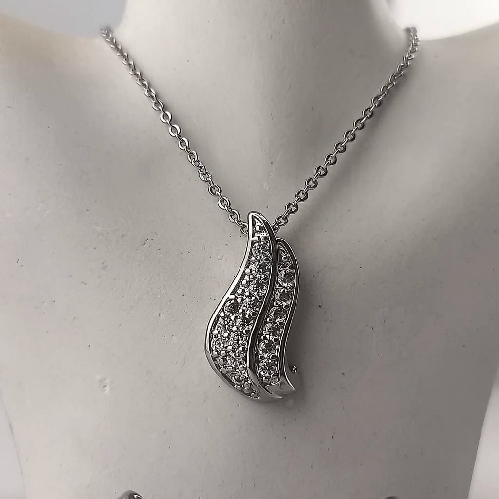 ست گردنبند و گوشواره منهنی نگین دار نقره ای — تصویر ۴