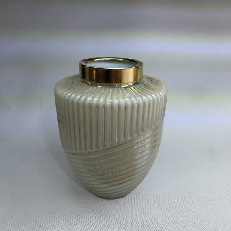 گلدان دکوری مدل لب برنجی manika — تصویر ۲