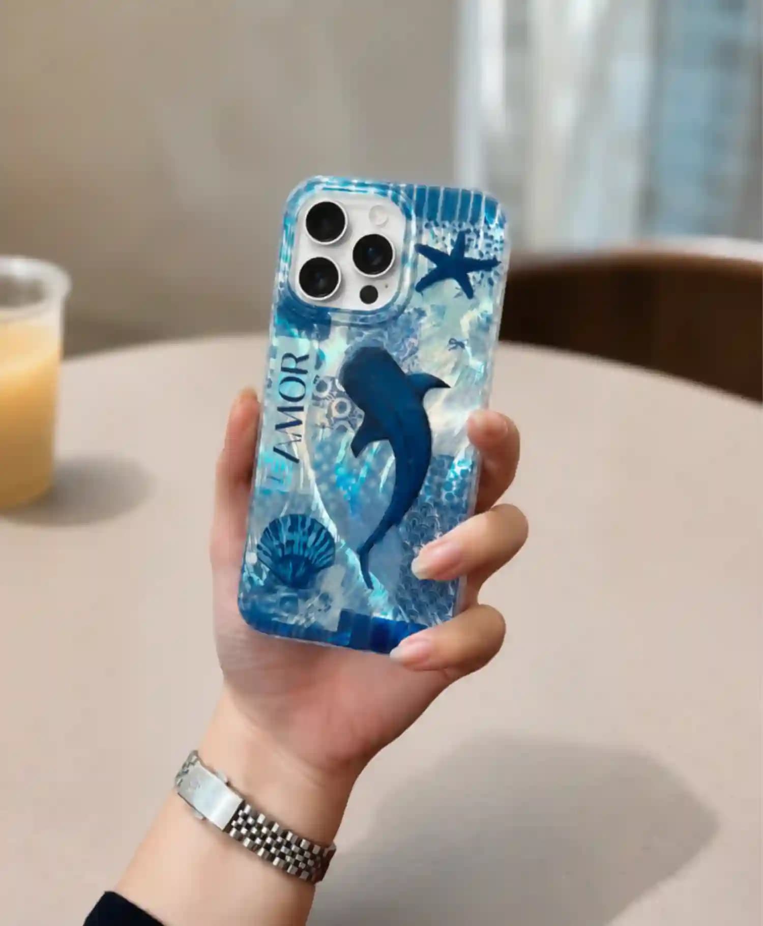 قاب هولوگرامی طرح وال Amor گوشی موبایل Iphone 16 Pro Max — تصویر ۳