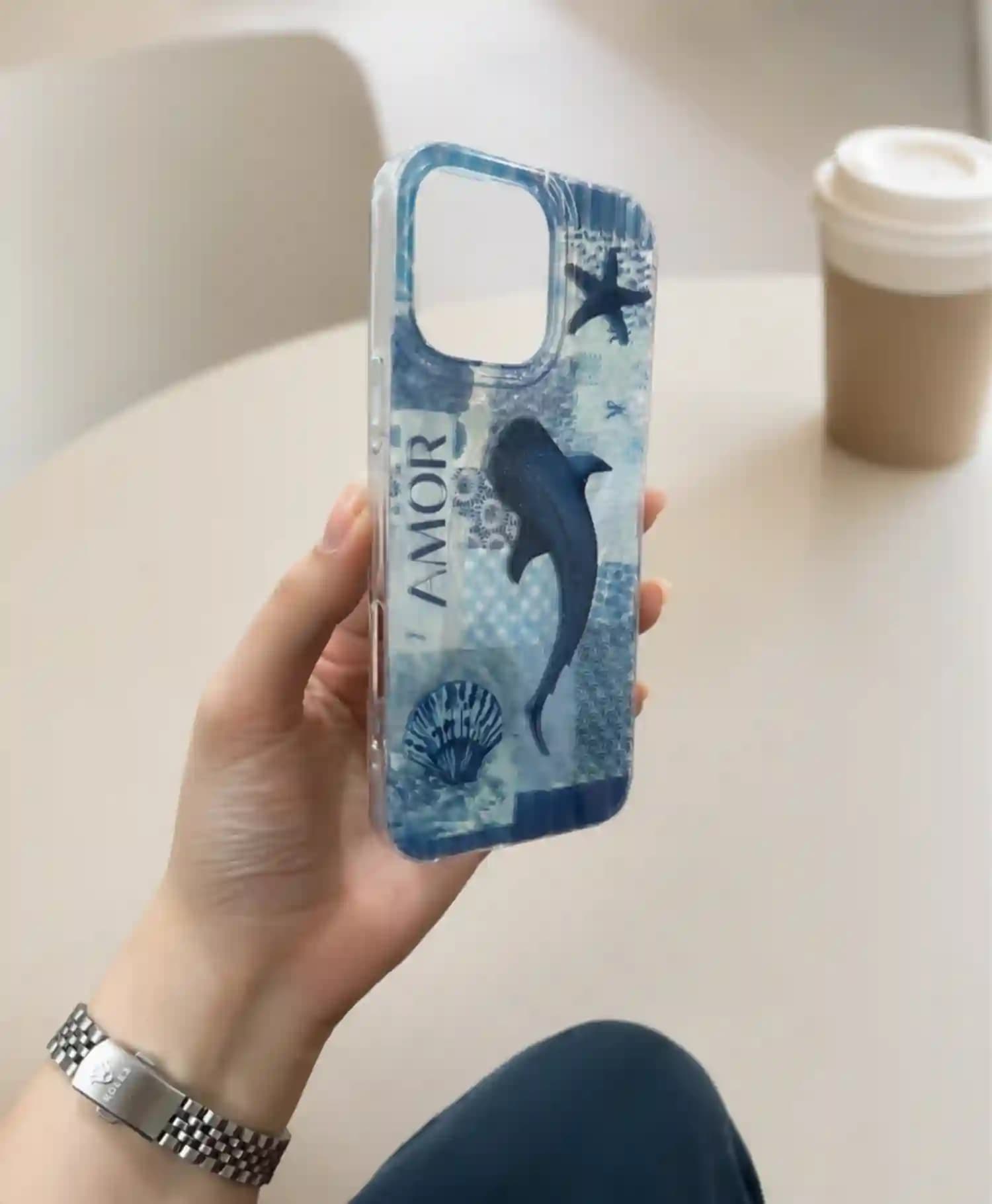 قاب هولوگرامی طرح وال Amor گوشی موبایل Iphone 16 Pro Max — تصویر ۴