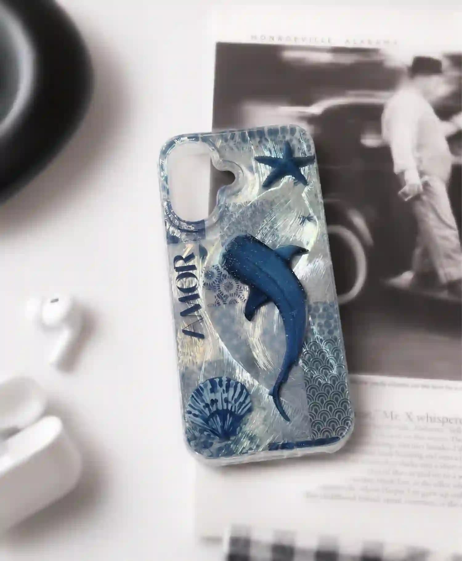 قاب هولوگرامی طرح وال Amor گوشی موبایل Iphone 16 — تصویر ۲