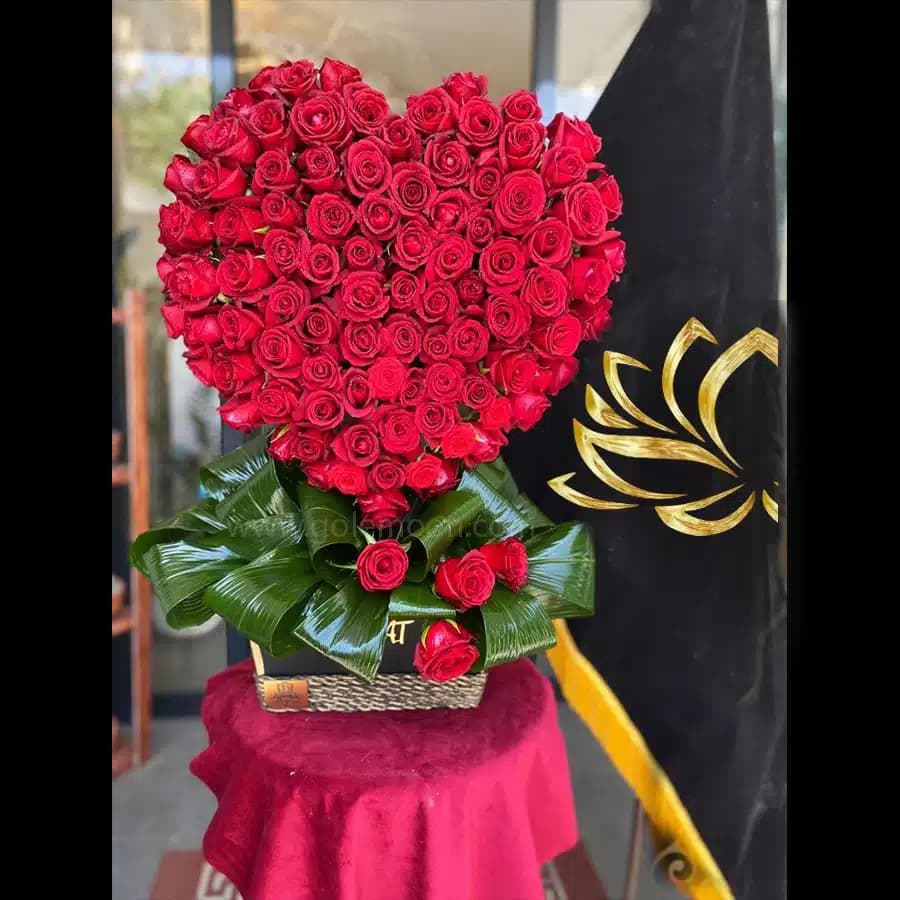 سبد گل عاشقانه قلب مجنون 100 شاخه — تصویر ۲