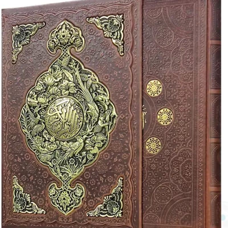 قرآن رحلی گلاسه چرم قابدار کشویی طرح مس — تصویر ۳