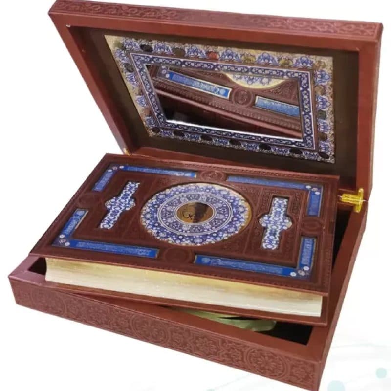 قرآن وزیری بدون ترجمه گلاسه چرم جعبه دار پلاک رنگی با آینه نفیس کادویی — تصویر ۳