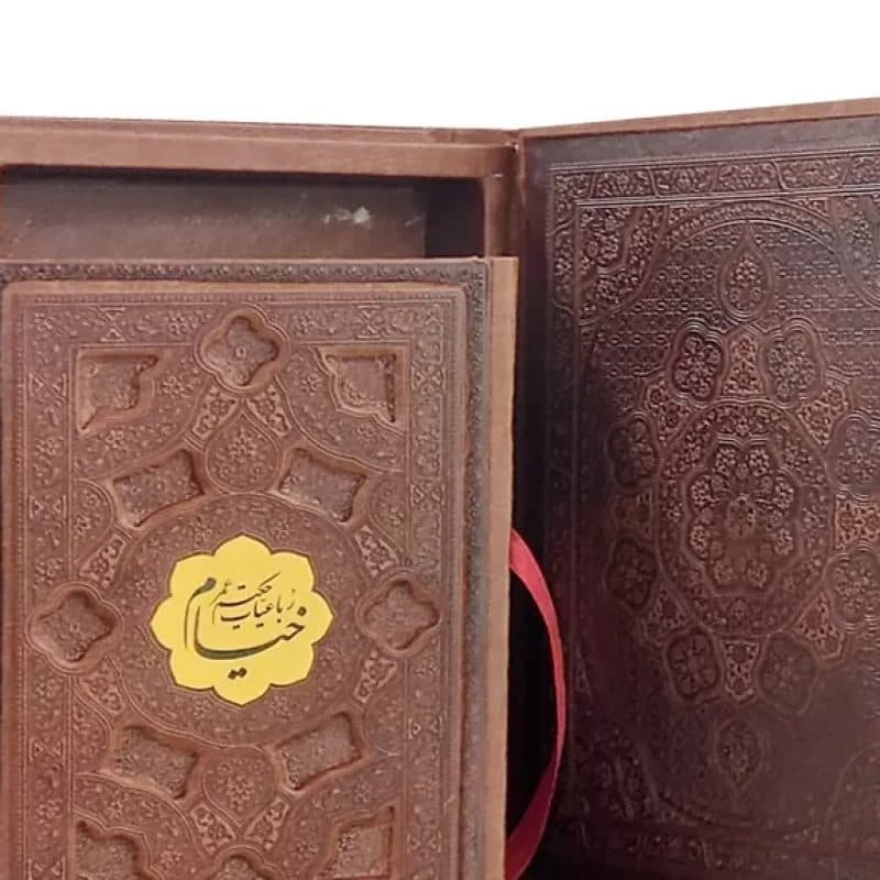 خیام جیبی گلاسه 4زبانه چرم برجسته جعبه دار نفیس با پلاک وسط — تصویر ۴