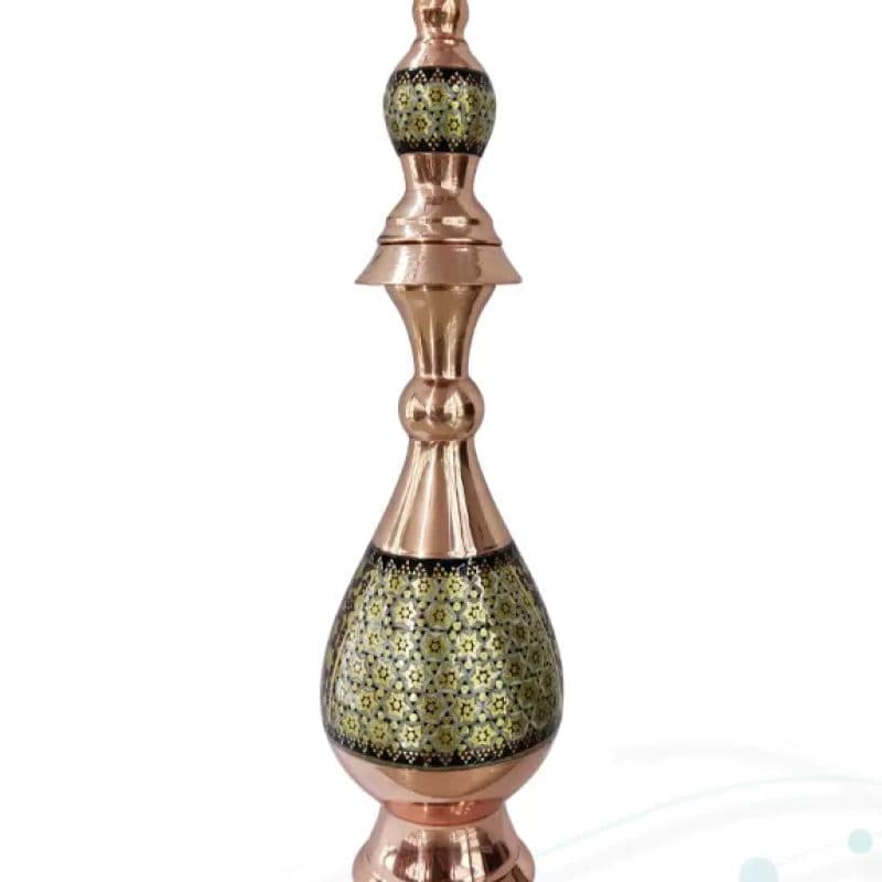 خیام وزیری مصور چرم با گلدان تنگ و جام خاتم — تصویر ۶