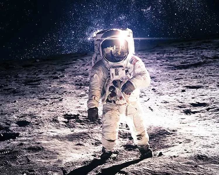پوستر کاغذ دیواری مرد روی ماه