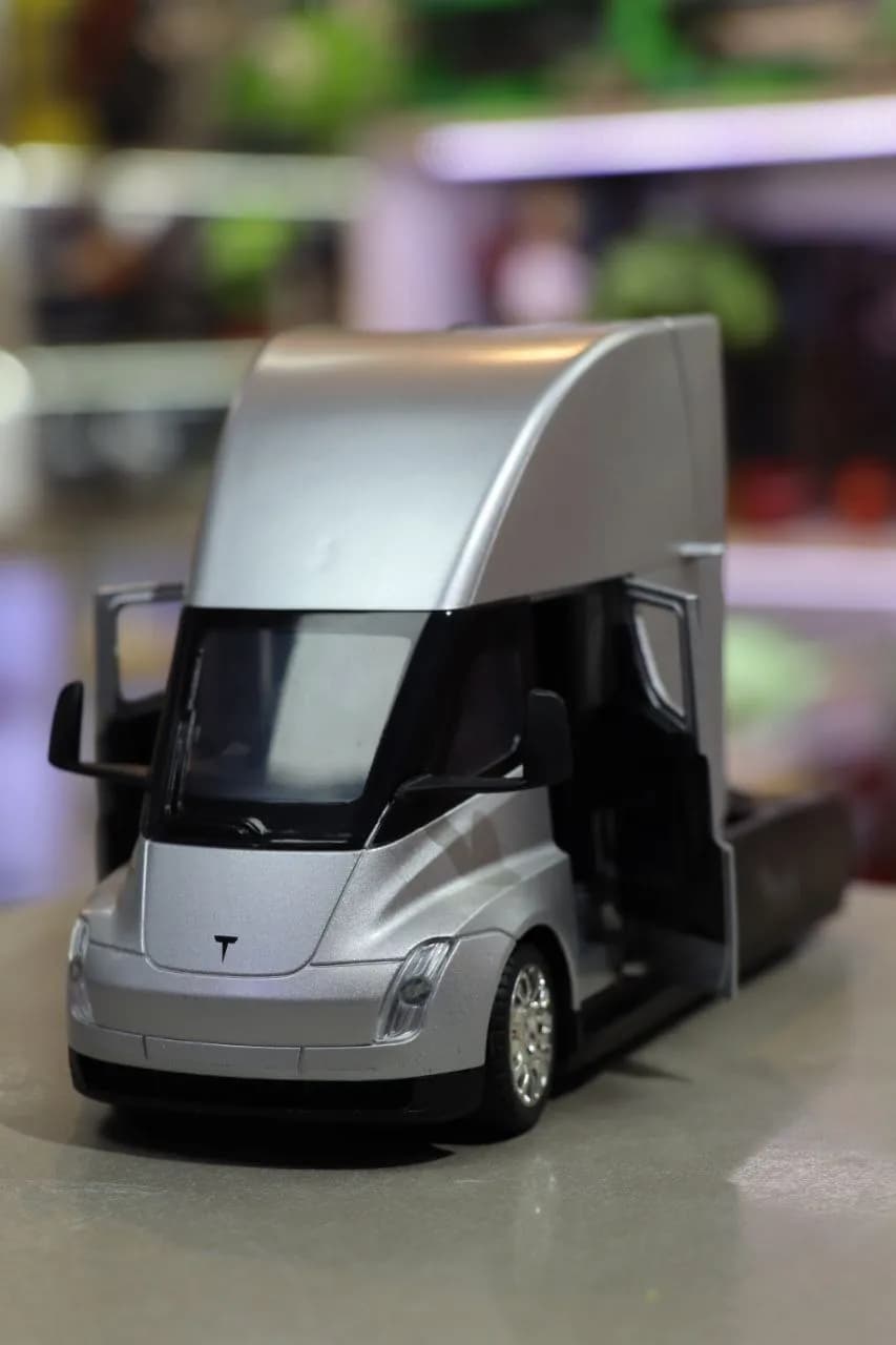 ماشین فلزی تسلا Semi Truck بدون بار نقره‌ای — تصویر ۶