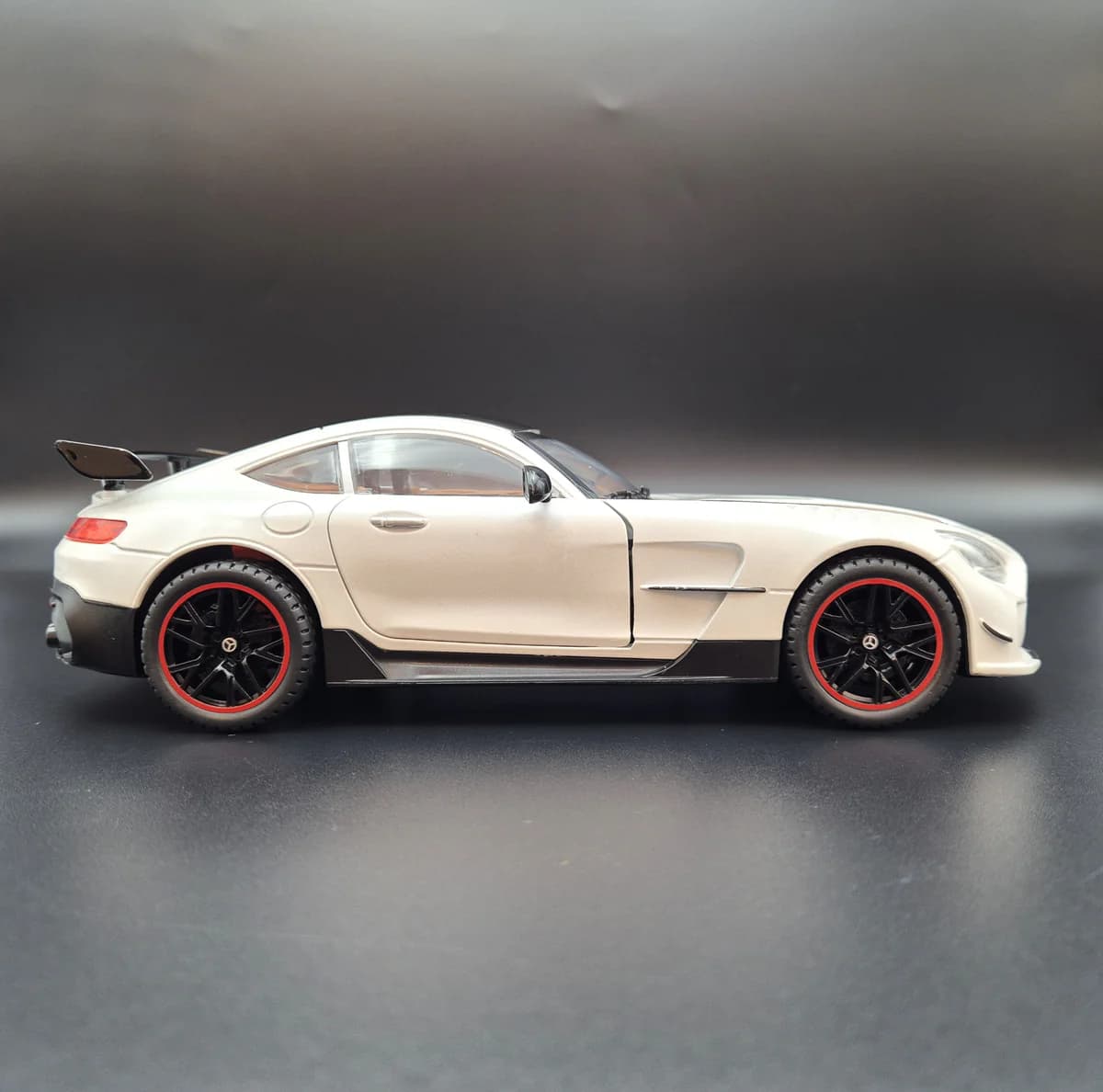ماشین فلزی مرسدس بنز AMG GTR سفید — تصویر ۳