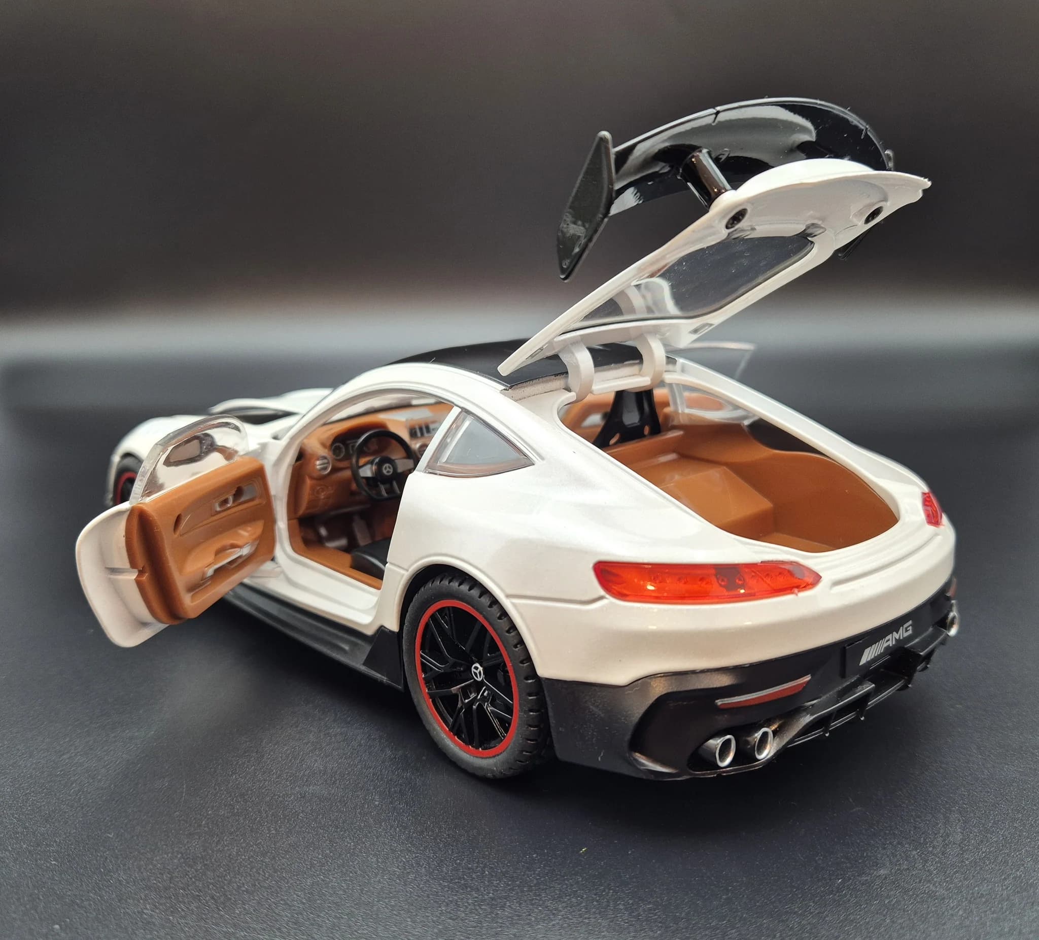 ماشین فلزی مرسدس بنز AMG GTR سفید — تصویر ۲